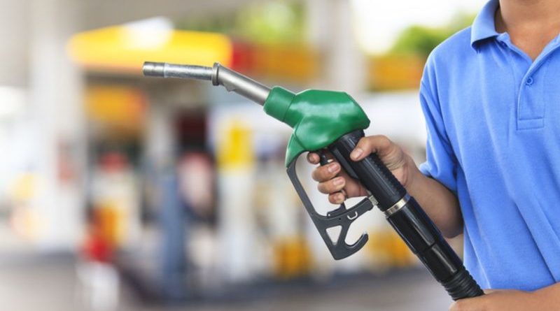 Benzinaio decide di distribuire benzina gratis ai suoi clienti