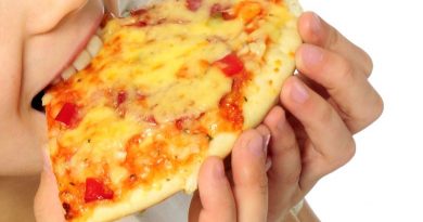 12enne in stato vegetativo dopo aver mangiato una pizza surgelata, marchio italiano. 53 le persone contaminate, 2 morti