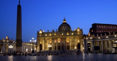 Attimi di paura nel Vaticano: auto impazzita sfonda un varco e le guardie sparano